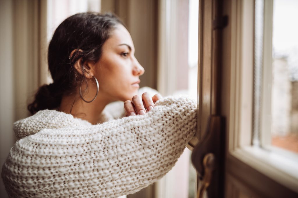 Frau am Fenster